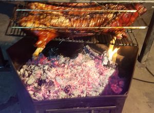Una foto de Lechón al horno y dorado a las brasas, con salsa de cacahuete
