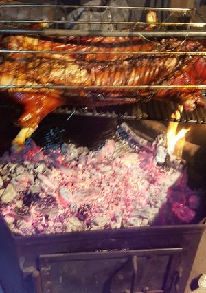 Una foto de Lechón al horno y dorado a las brasas, con salsa de cacahuete
