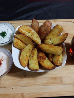 Una foto de Papas Rusty Cage al horno y salsa de yogurt