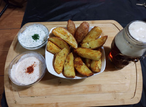Una foto de Papas Rusty Cage al horno y salsa de yogurt