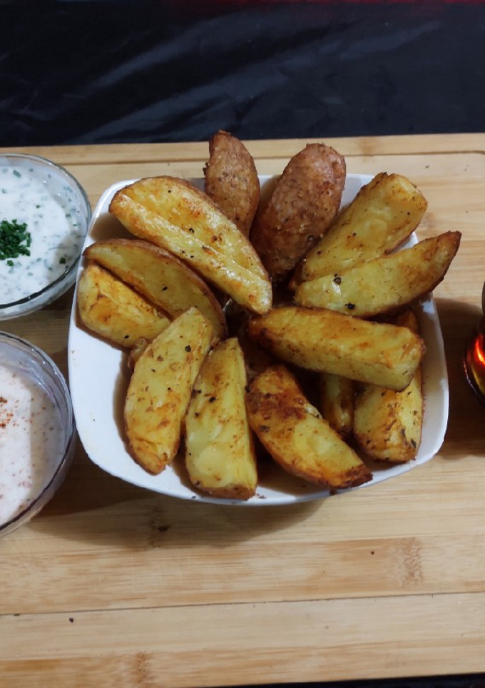 Una foto de Papas Rusty Cage al horno y salsa de yogurt