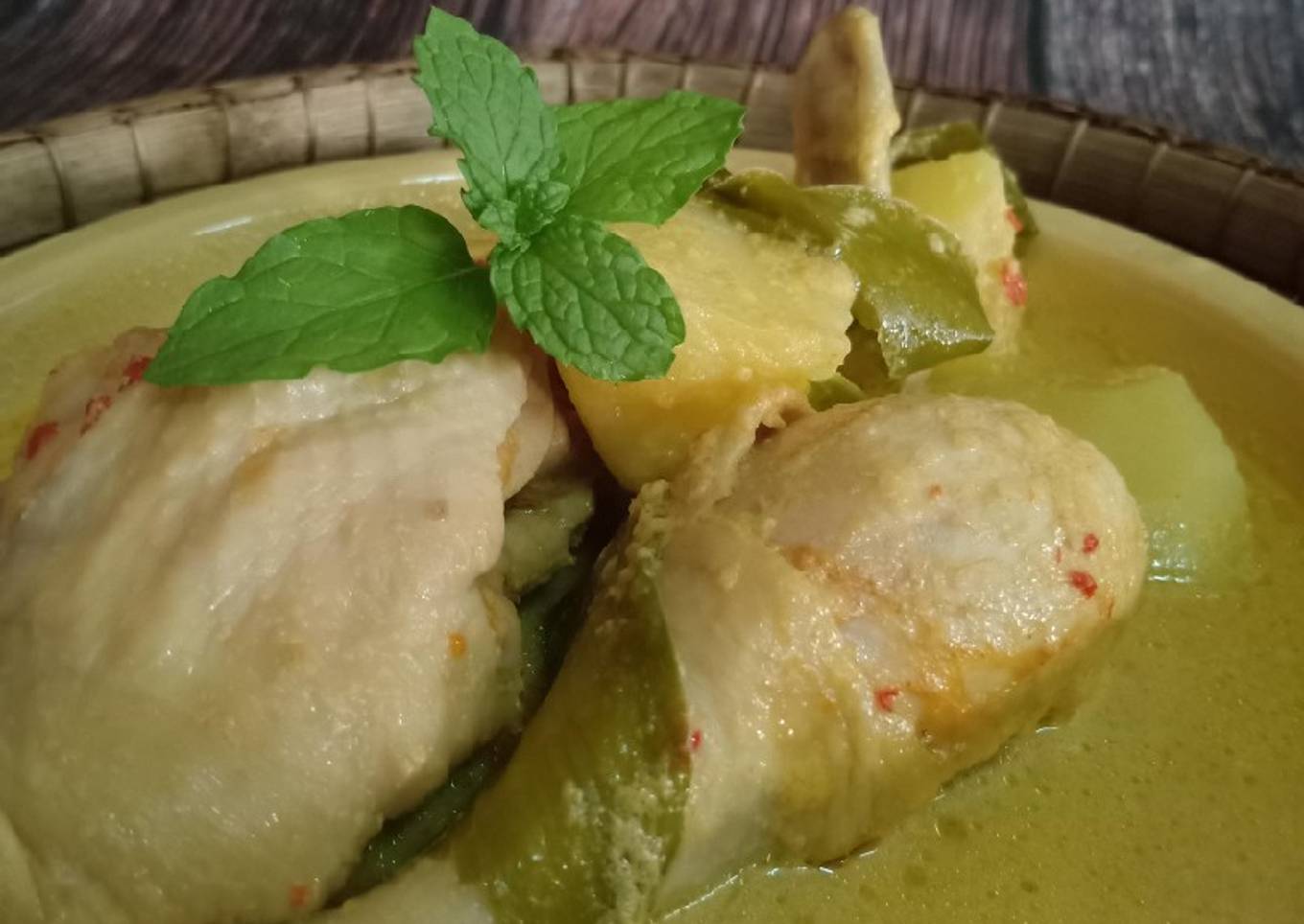 Ayam dan cabai api direbus dalam lemak