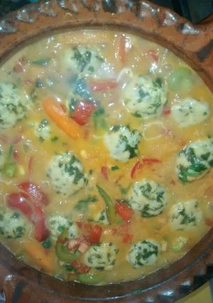 Una foto de Bolas vegetarianas de perejil y cilantro en caldillo