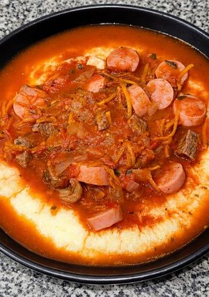 Una foto de 🧀 Polenta bien cremosa con queso y salsa