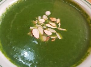 Una foto de Sopa de espinacas light