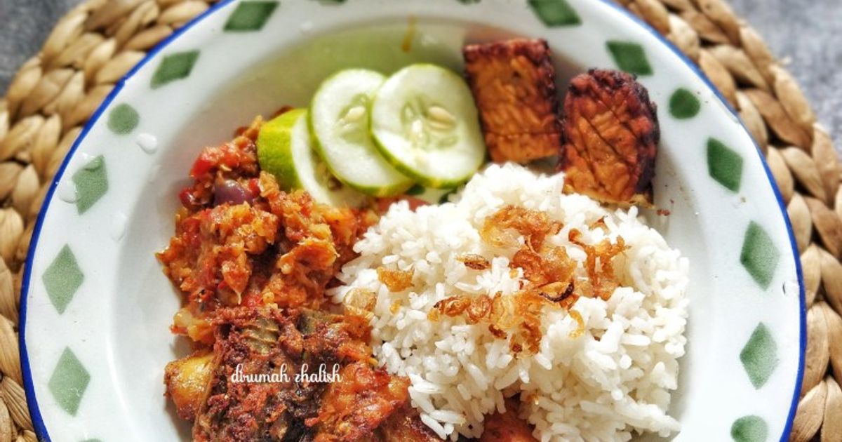 Ayam Goreng Sambal Penyetan