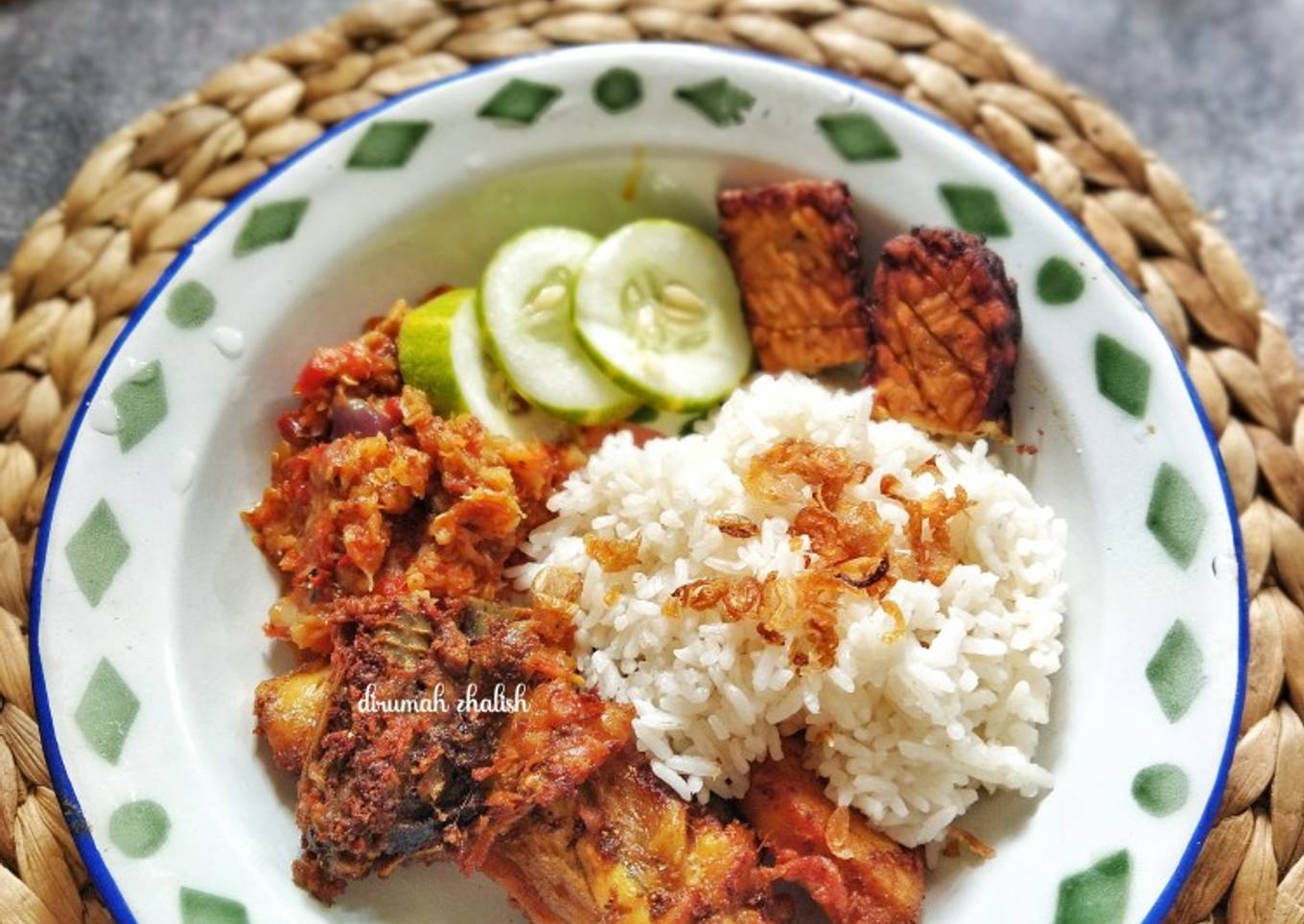 Ayam Goreng Sambal Penyetan