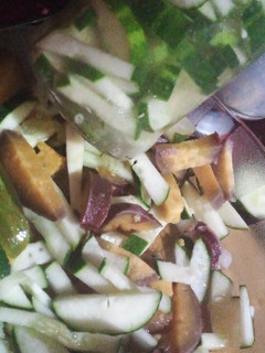 Una foto de ENSALADA DE PEPINO FRESCO Y EN VINAGRE CON BATATA 🍠🍽🍴