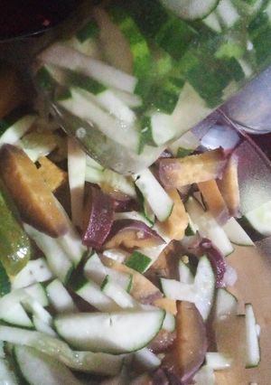 Una foto de ENSALADA DE PEPINO FRESCO Y EN VINAGRE CON BATATA 🍠🍽🍴