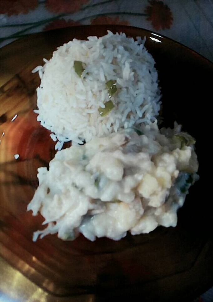 Una foto de Pollo con puré y crema