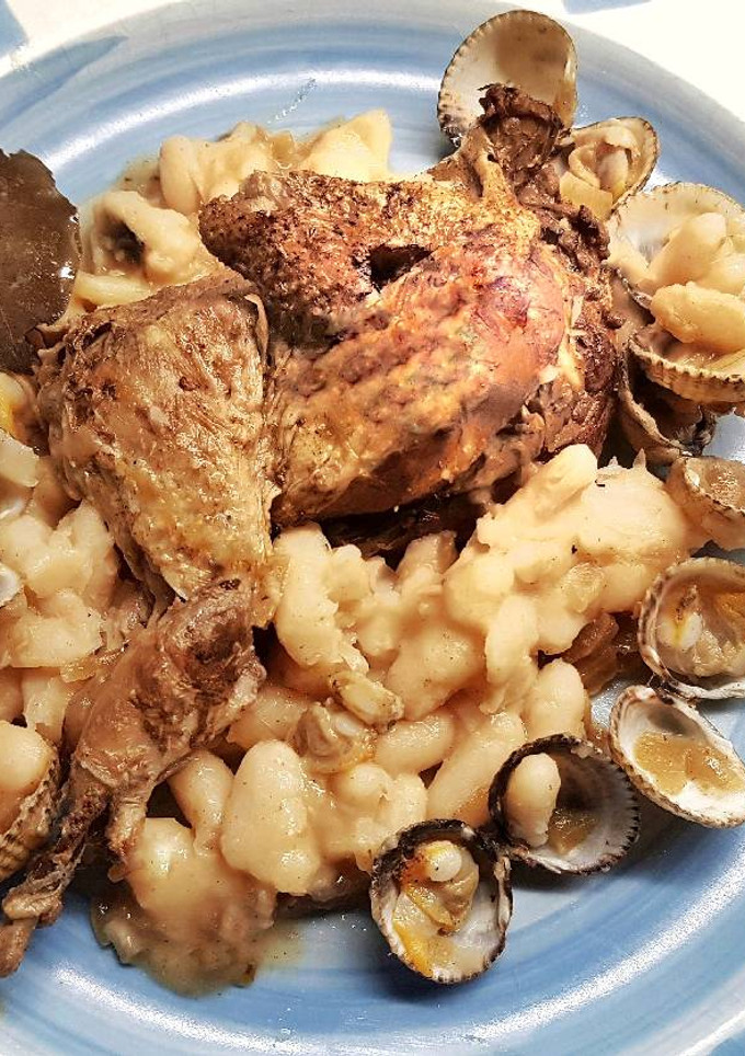 Una foto de Codornices escabechadas con habas y berberechos