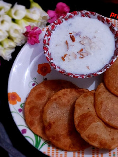 खीर और आलू की कचौड़ी (kheer aur aloo ki kachodi recipe in Hindi) रेसिपी मुख्य फोटो