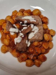 Una foto de Garbanzos guisados con secreto ibérico al gorgonzola