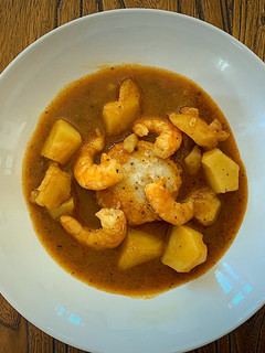 Una foto de Cazuela de merluza y langostinos con su caldo