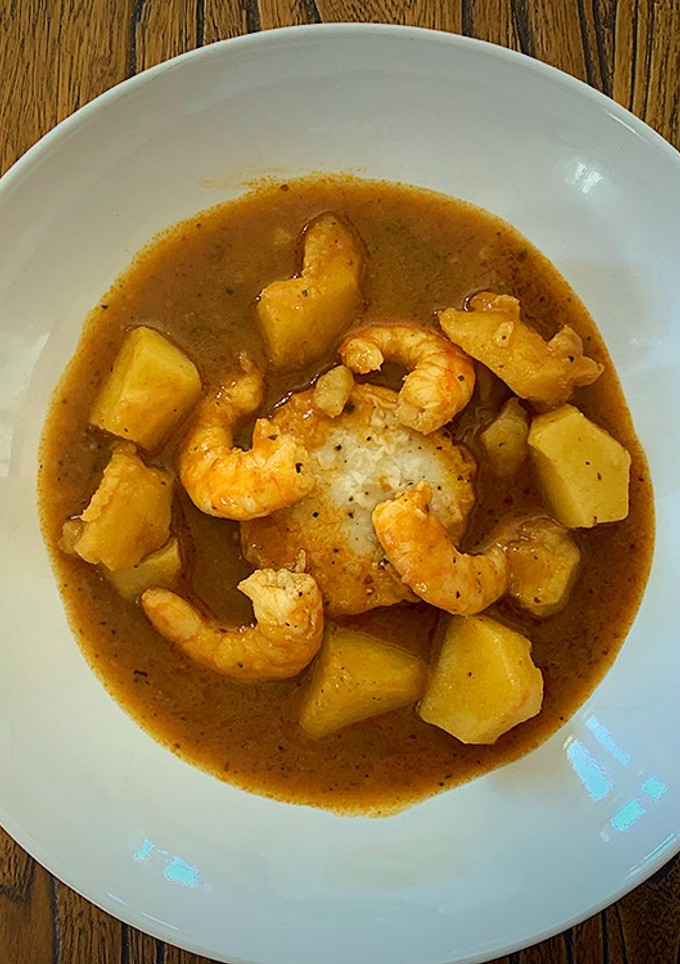 Una foto de Cazuela de merluza y langostinos con su caldo