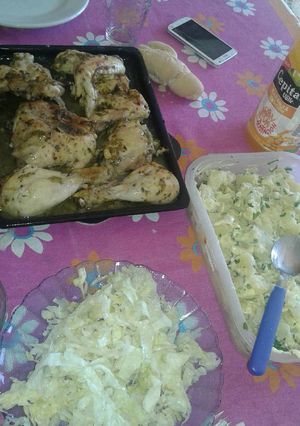 Una foto de Pollo al horno con papas al pesto