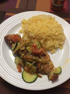 Una foto de Pescado con Escabeche y Arroz Amarillo