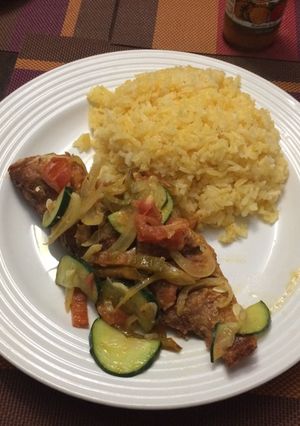 Una foto de Pescado con Escabeche y Arroz Amarillo