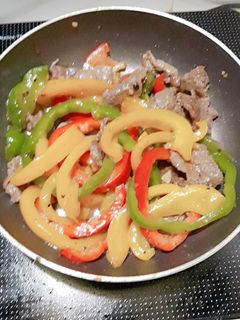 Hình của món Bò thái lát xào ớt chuông.