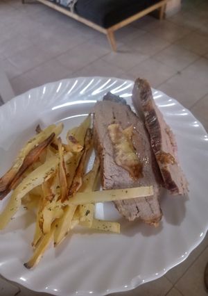 Una foto de Colita de cuadril rellena, con papas