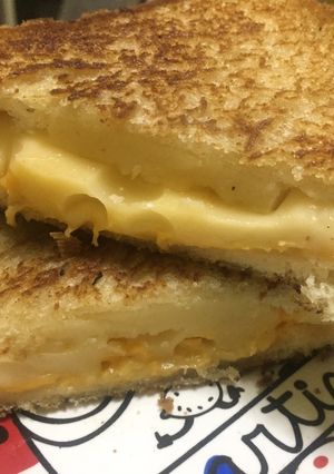 Una foto de Sándwich de queso grillado (grilled cheese)