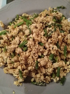 Una foto de Revuelto de tofu, huevo y espárragos trigueros con salsa de soja
