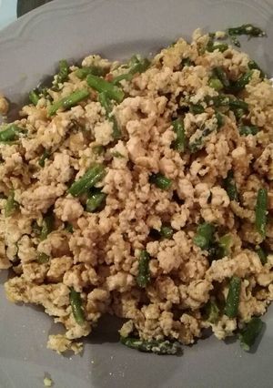 Una foto de Revuelto de tofu, huevo y espárragos trigueros con salsa de soja