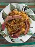 Repollo rehogado con salchichas al vino blanco