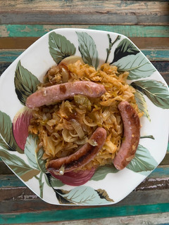 Una foto de Repollo rehogado con salchichas al vino blanco