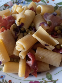 Foto di Pasta con piselli e speck