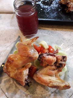 Una foto de Alitas de pollo al horno con ensalada