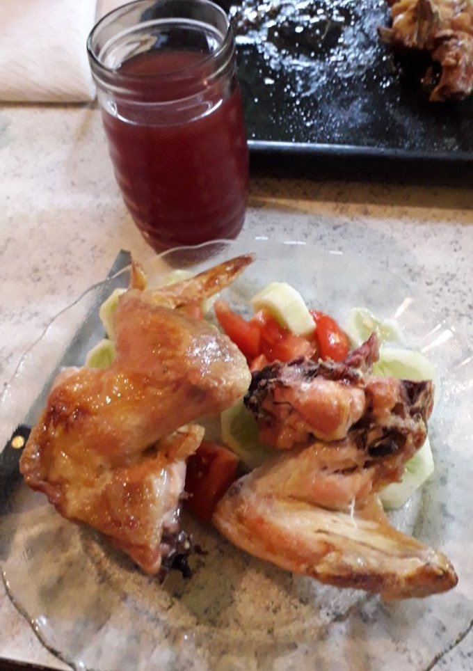 Una foto de Alitas de pollo al horno con ensalada