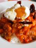 Arroz a la cubana con pisto y huevo mollet