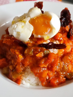 Una foto de Arroz a la cubana con pisto y huevo mollet