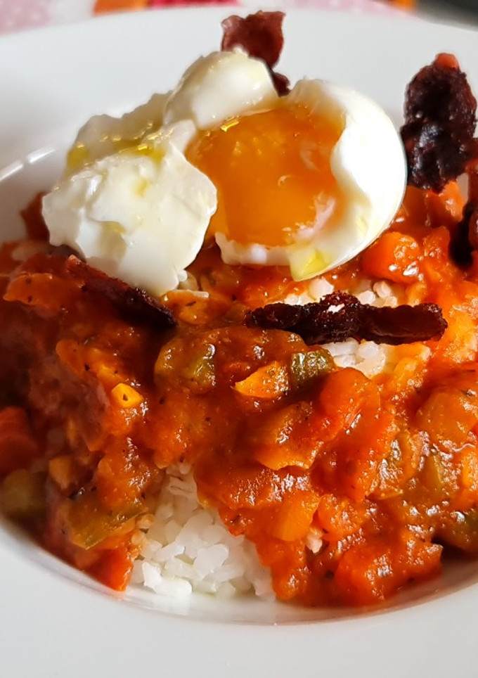 Una foto de Arroz a la cubana con pisto y huevo mollet