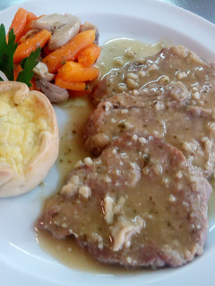 Una foto de Solomillo de cerdo en salsa de almendras con verduritas salteadas y mini quiche de patata