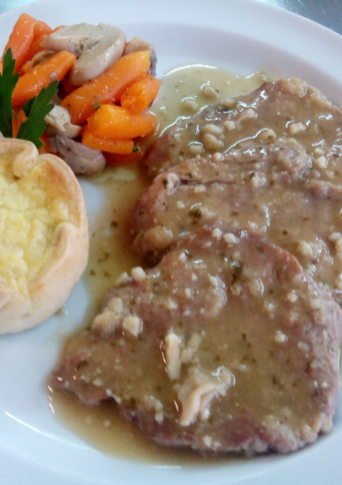 Una foto de Solomillo de cerdo en salsa de almendras con verduritas salteadas y mini quiche de patata