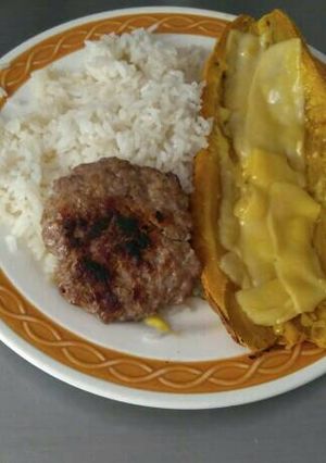 Una foto de Plátano maduro con queso, carne 🍖 y arroz 🍚