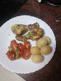 Pollo adobado en freidora de aire con papas arrugas y tomates cherry al ajillo
