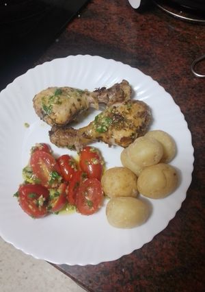 Una foto de Pollo adobado en freidora de aire con papas arrugas y tomates cherry al ajillo