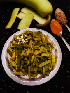 लौकी के छिलके की सब्जी/भुजिया (lauki ke chhilke ki sabji/bhujia recipe in hindi) रेसिपी मुख्य फोटो