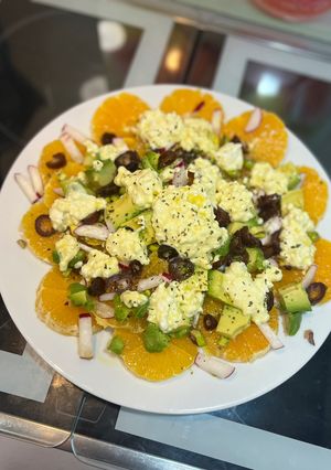 Una foto de Ensalada de Naranjas, Dátiles y Queso Cottage