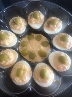Una foto de Huevos rellenos con salmón