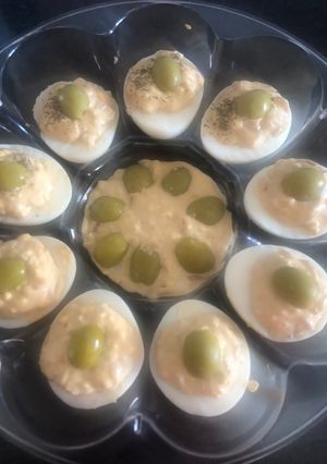 Una foto de Huevos rellenos con salmón