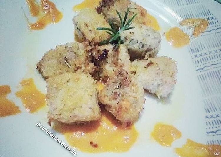 Bocconcini di maiale al cocco serviti su crema di peperone