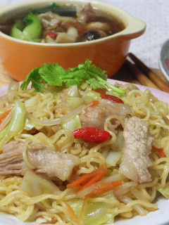 【味王泡麵創意秀】當歸藥膳蔬食炒麵&當歸藥膳蔬食菇湯 的食譜成品照片