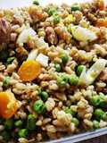 Insalatona di farro con verdure, tonno e uova sode