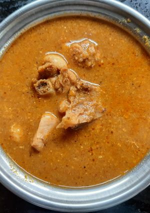 झणझणीत चिकन तांबडा रस्सा (chicken tambda rassa recipe in marathi) रेसिपी चे मुख्य फोटो 