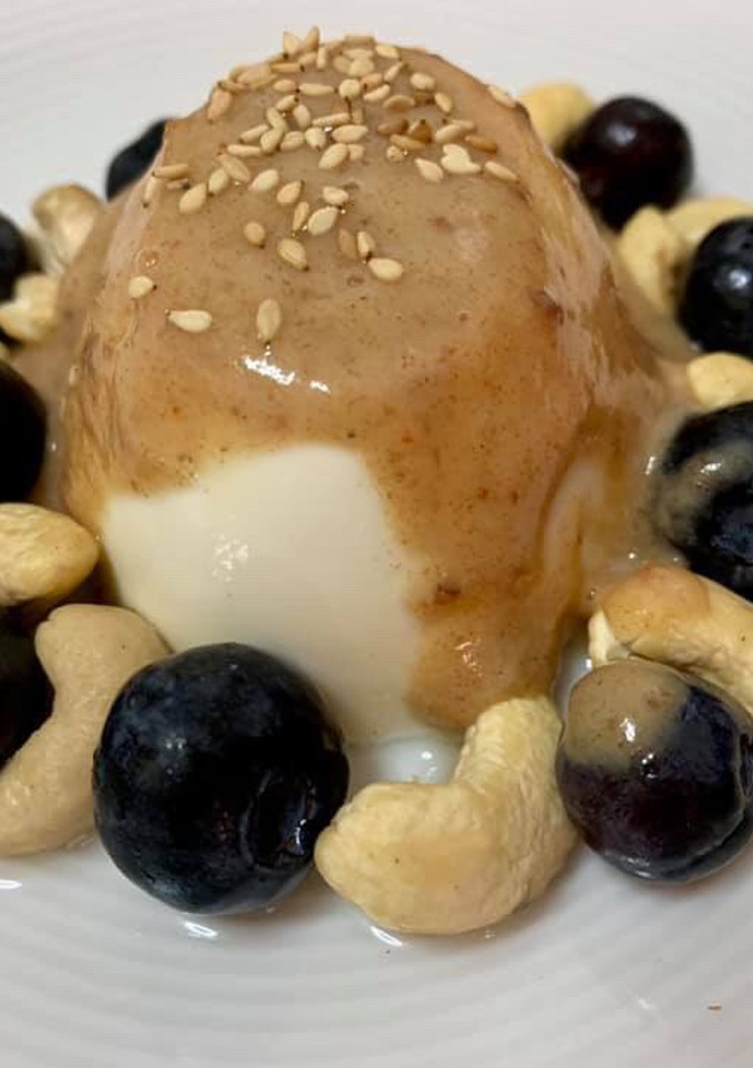 Una foto de Queso fresco con crema de dátiles