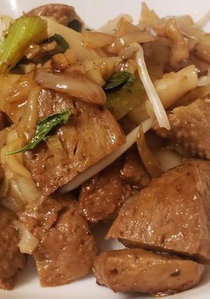 Thai Drunken Rice Noodles with Vegan Soy (Duck) - વેગન સોયા (ડક) સાથે થાઇ નશામાં ચોખા નૂડલ્સ રેસીપી મુખ્ય ફોટો